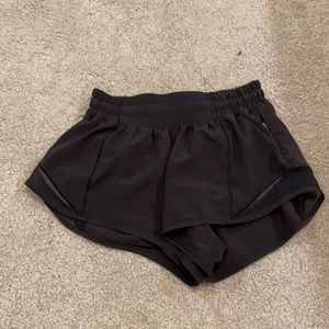 Lululemon hotty hot 2.5” short black, 0